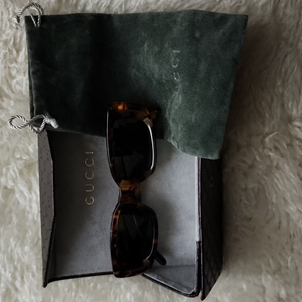 GUCCI sunglasses, CASE, BAG and CLEANING CLOTH included